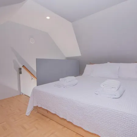 Cozy Loft With Private Terrace 펜션 *